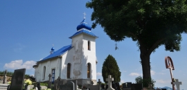 Modrý kostolík "na záhrade" na cintoríne v obci Kamienka