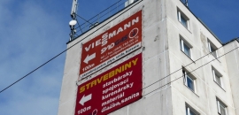 zimovisko pod reklamným bannerom