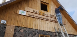 Drevobetónové štrbinové úkryty na prednej stene chaty 