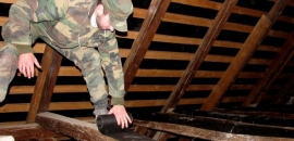 Inštalácia lepenky na trámy